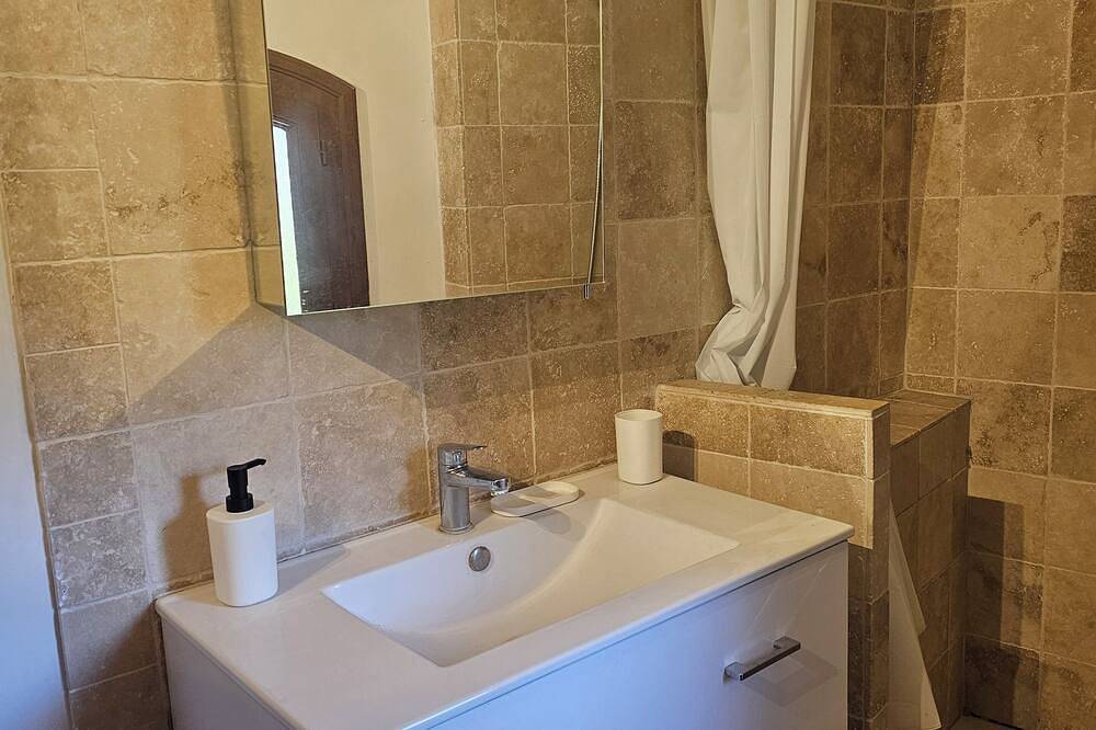 Ganze Wohnung, Small apartment in the village in Lauris, Regionaler Naturpark Luberon