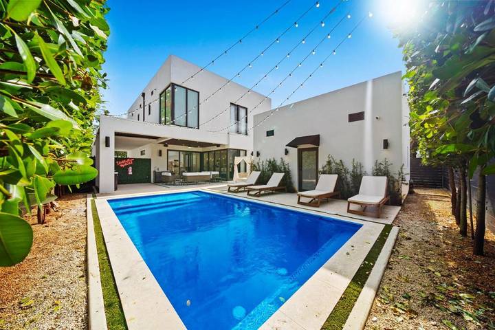 Villa pour 16 personnes, avec piscine ainsi que terrasse et vue, animaux acceptés à Miami - 2