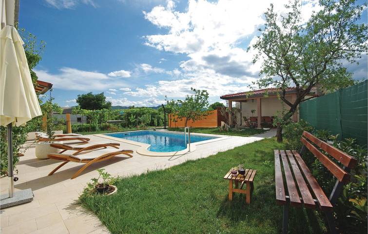 Ganze Ferienwohnung, Moderner Rückzugsort am Fluss: Gemütliche Unterkunft 2 km vom Fluss Cetina entfernt mit Pool und Terrasse in Šestanovac, Makarska Riviera