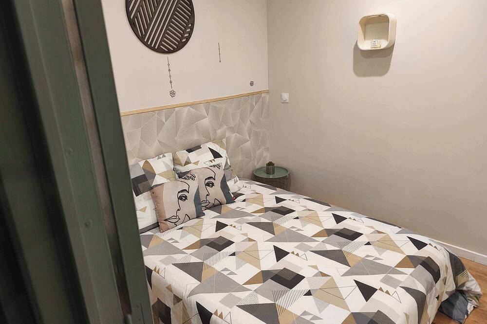 Ganze Wohnung, Convenient Downtown Apartment with Parking in Charleville-Mézières, Ardennen