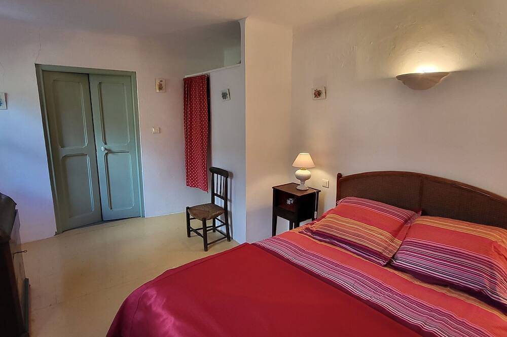 In a quiet, green setting, pretty Provencal country house in Annot, Región de Castellane