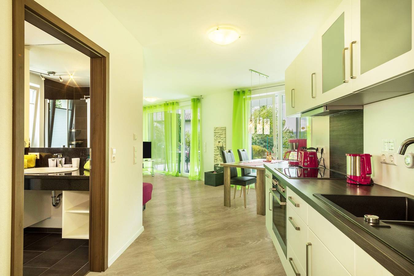 Vakantiewoning 'Orchidee' met groot terras en uitzicht op de bloementuin, foto 8