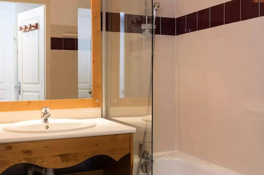 Entire apartment, 2-room apartment 4/6 persons Mountain view in Chamrousse, Écrins National Park