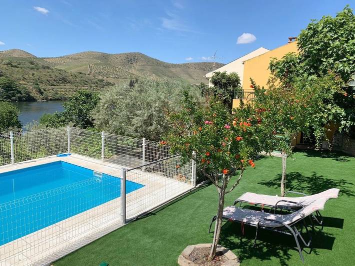 Maison de campagne pour 6 personnes, avec terrasse et jardin ainsi que vue et piscine dans Barca d'Alva
