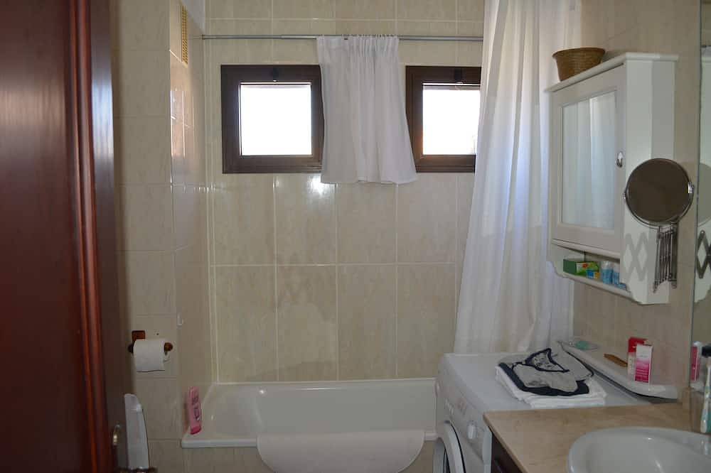 Entire apartment, Beautiful apartment. 2 ch., sea view, south-facing terrace, swimming pool, the sea 5 minutes away. in Las Adelfas, San Miguel de Abona