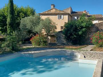 Gîte pour 8 personnes, avec terrasse ainsi que piscine et jardin à Joucas