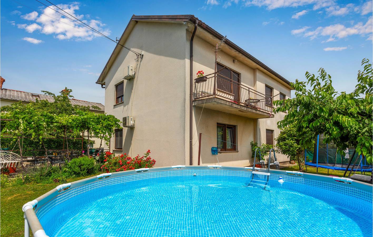Ganze Ferienwohnung, Reizende 2-Zimmer-Wohnung mit Pool und Terrasse, 200 m vom Fluss entfernt in Primorje-Gorski Kotar