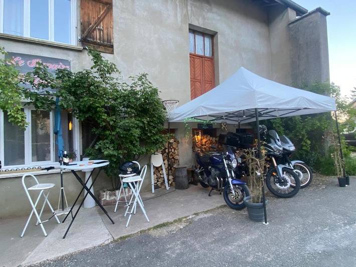 Camping pour 2 personnes, avec Terrasse ainsi que Jardin et Vue dans le Jura - 3