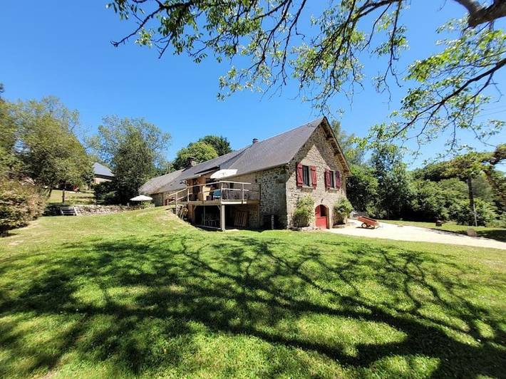 Location de vacances pour 8 personnes, avec Balcon et Terrasse ainsi que Jardin et Vue sur le lac à Saint-Yrieix-le-Déjalat