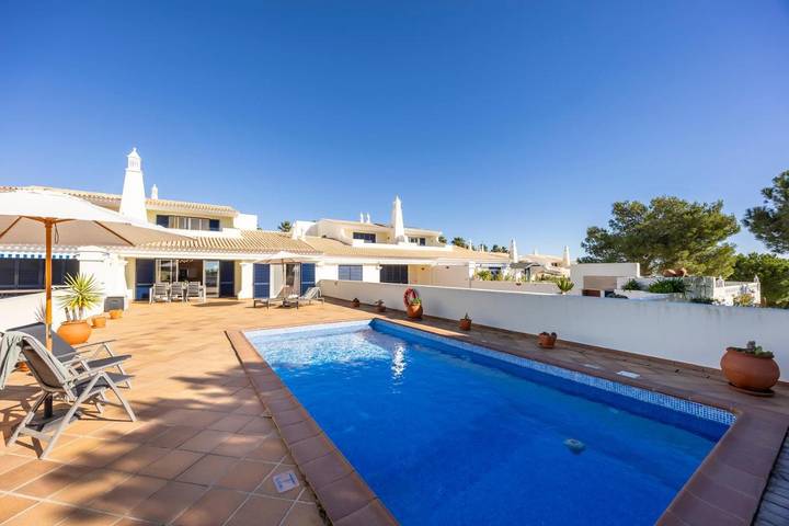 Villa voor 6 personen, with Balkon and Terras as well as Zwembad in Castro Marim