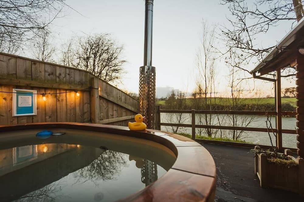 Romantic Lakeside Lodge with Hot Tub at Kingfisher Lakes Glamping in Brandesburton, East Riding of Yorkshire