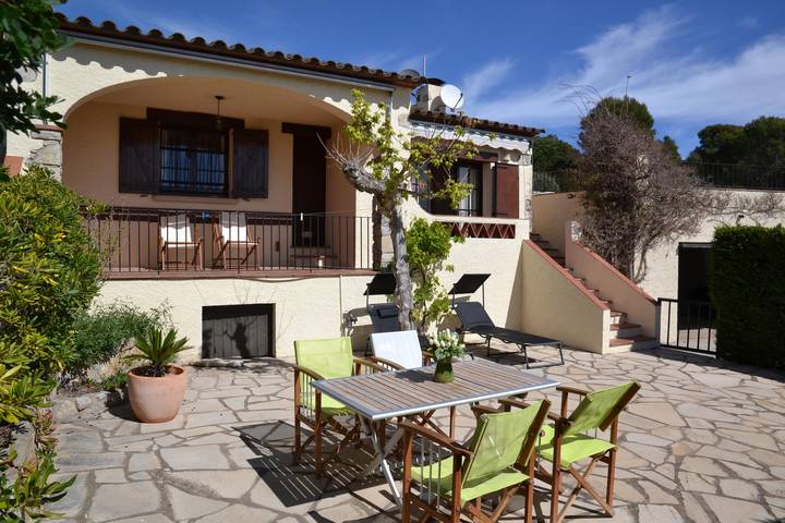 Casa rural para 6 personas, con piscina y vistas además de terraza y jardín en Baix Empordà - 2