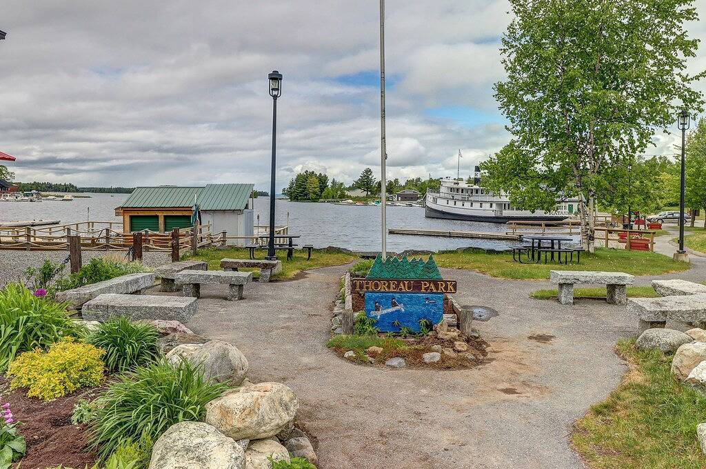 Gemütliches Cottage am See mit Dock, Blick auf die Berge, ruhige Lage und vieles mehr! in Moosehead Lake