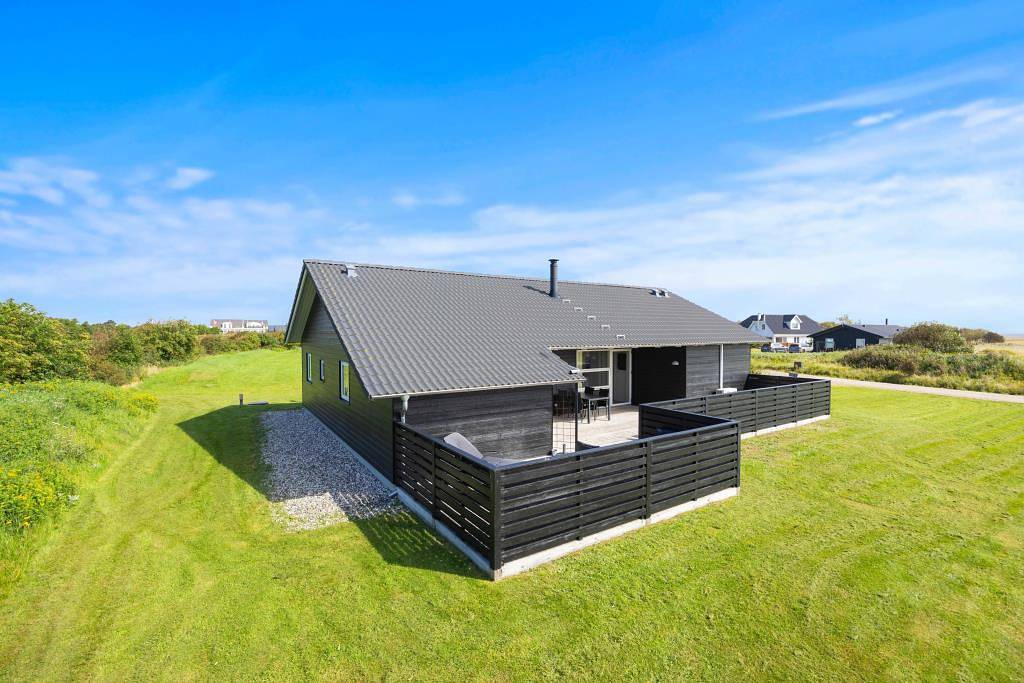 Ferienhaus mit überdachter Terrasse und Wärmepumpe in Nørre Lyngvig, Hvide Sande