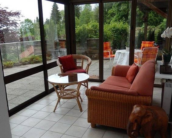 Ganze Ferienwohnung, Ferienwohnung Barhainski - 65qm Souterrain-Ferienwohnung mit Wintergarten und Terrasse in Prien, Prien am Chiemsee