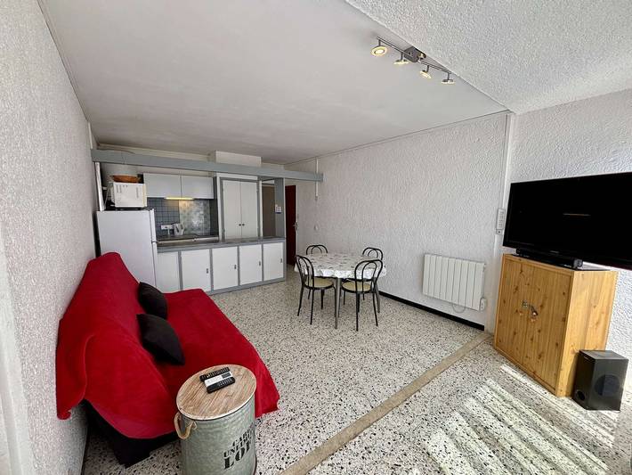 Ganze Wohnung, Erdgeschoss T2-Wohnung mit Terrasse, 500m vom Zentrum Port-la-Nouvelle, Parkplatz und Haustiere in Port-la-Nouvelle, Mittelmeerküste (Frankreich)