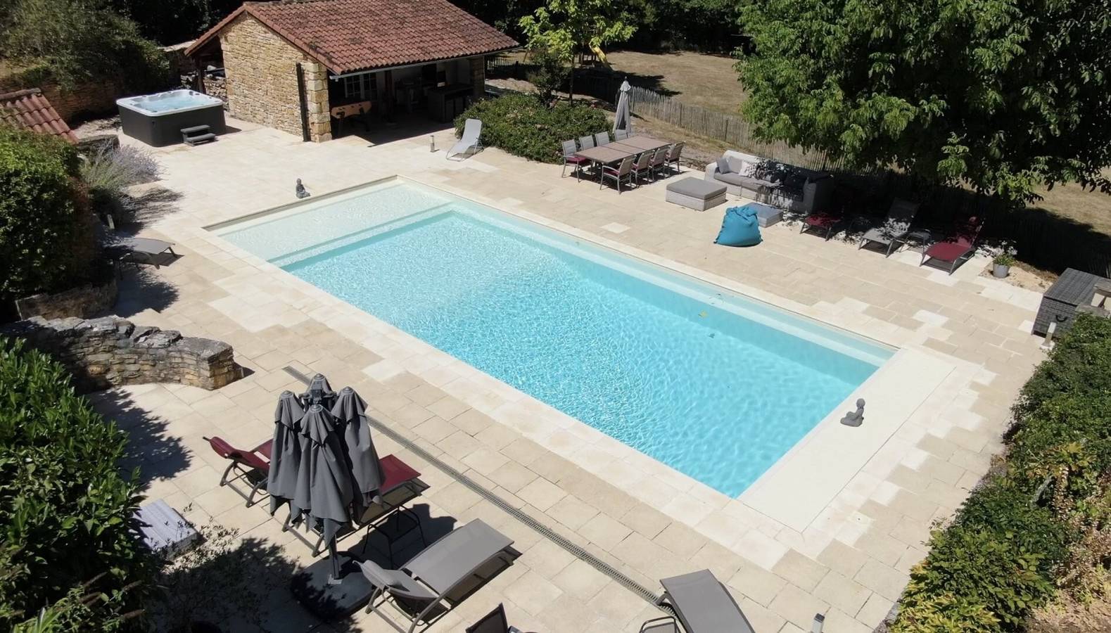 Gîte « Les Tuquettes » avec piscine et jacuzzi partagés. in Montcabrier, Lot