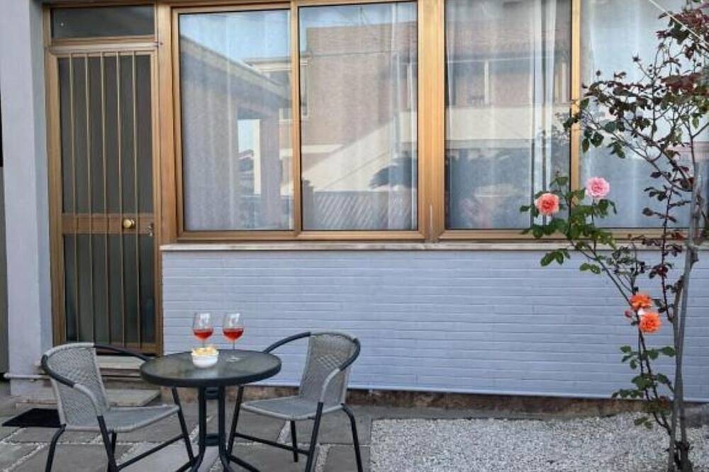 2 minutes from the sea and all services. 9 minutes by car from the airport in Fiumicino, Rom Provinz