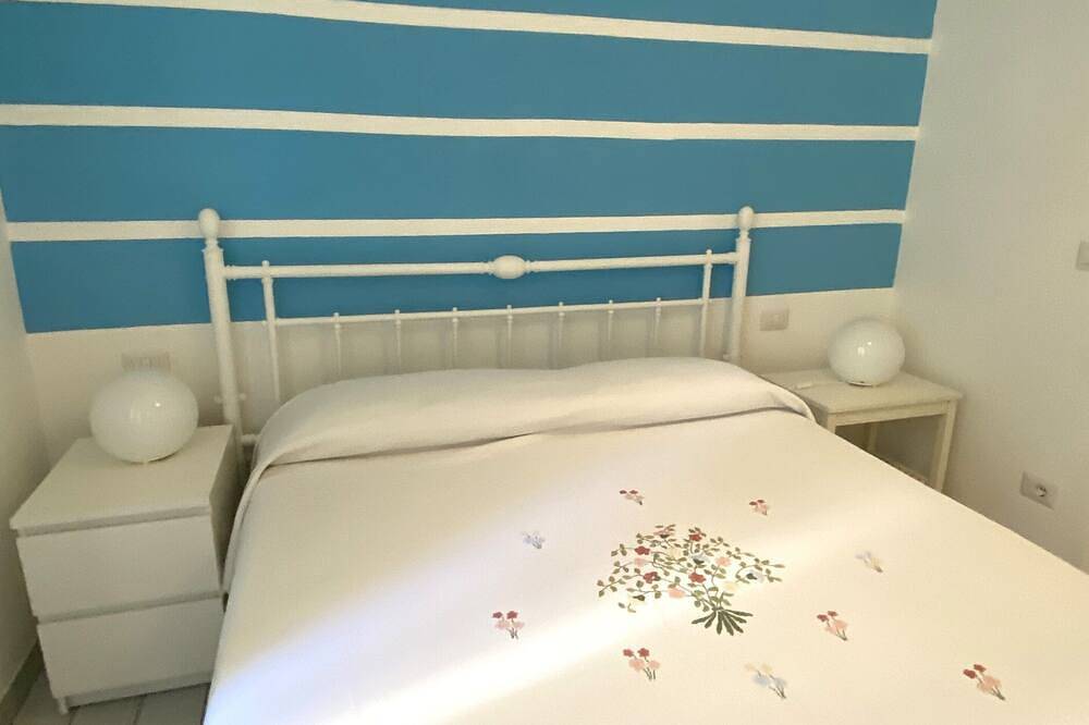 Detached cottage in a quiet area, part seaside, part mountains, in Pomonte. Starting August 22 in Pomonte, Marciana