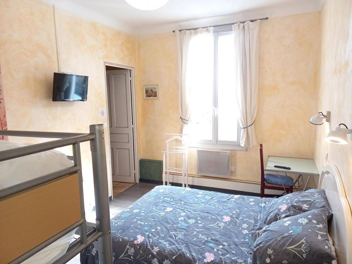 Double Room in Entrevaux, Région Castellane