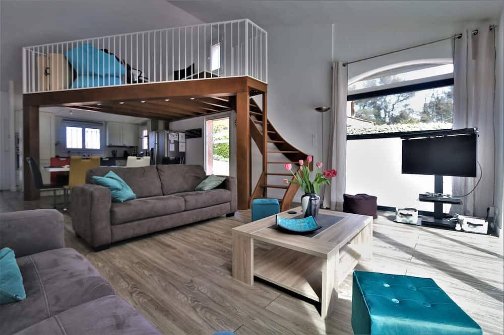Family Villa, heated private pool, air con, wifi, Valbonne 10 min walk in Valbonne, Cannes region