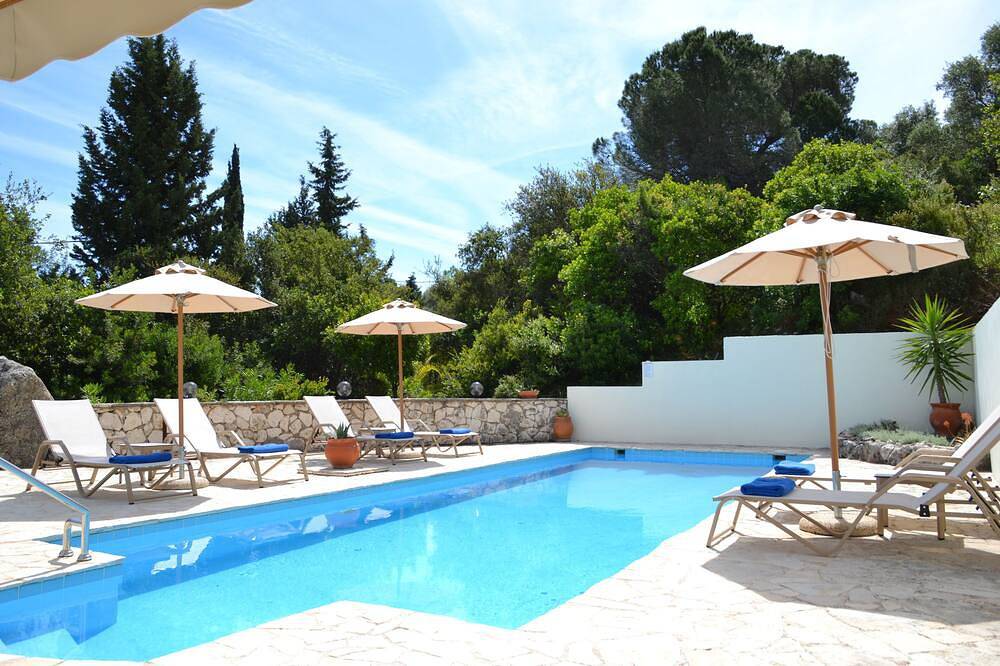 Luxe Villa met Zwembad, Zeezicht en Veel Privacy in Nikiana, Alexandros