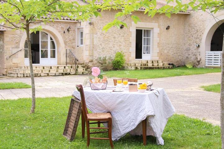 Location de vacances pour 4 personnes, avec Terrasse et Jardin ainsi que Piscine et Vue à Barsac