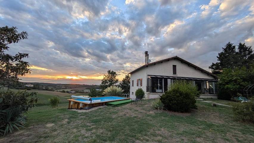 Location de vacances pour 9 personnes, avec Terrasse et Piscine ainsi que Vue sur le lac et Vue à Vazerac