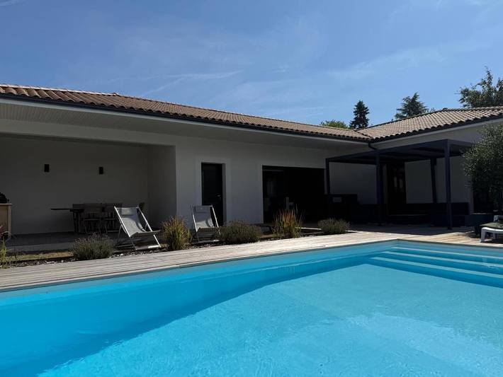 Location de vacances pour 7 personnes, avec Jacuzzi et Terrasse ainsi que Jardin et Piscine à Champcevinel