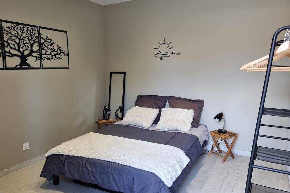 Modern, air-conditioned house with private pool sleeps 6 in Entraigues-sur-la-Sorgue, Vaucluse