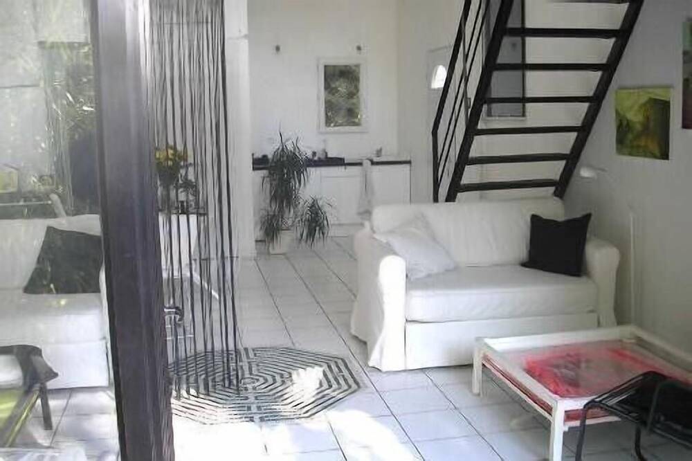 Künstlerhaus mit Terrasse, Zugang zum mediterranen Garten und Pool in Pignan, Côte d'Améthyste