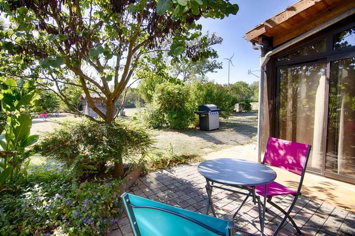 Location de vacances pour 2 personnes, avec terrasse ainsi que piscine et vue, animaux acceptés à Thurageau - 2