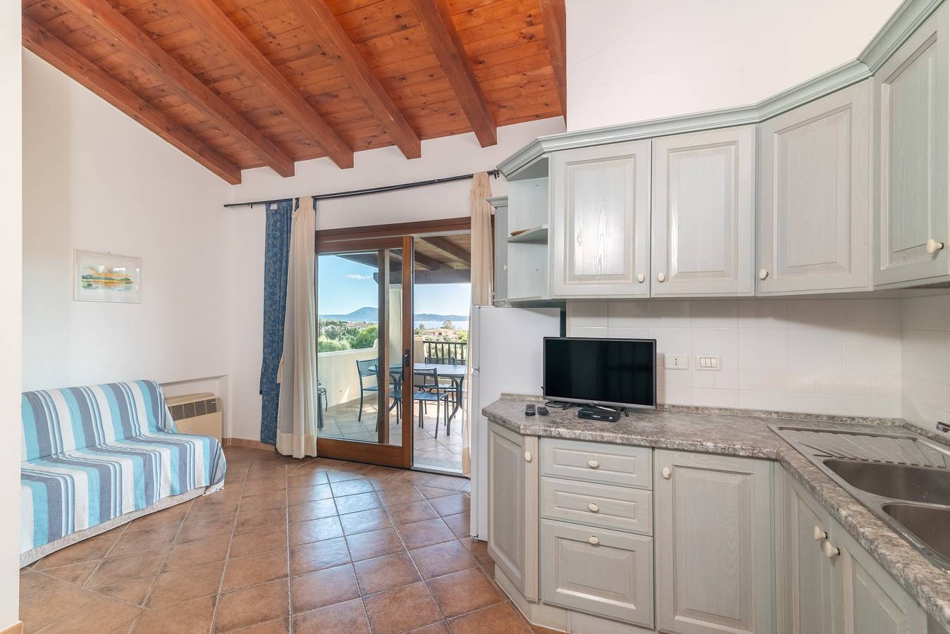 Apartamento entero, Apartamento 'Poggio Dei Fiori Appartamento H7' con vistas al mar y terraza privada in Moriscu, Pittulongu