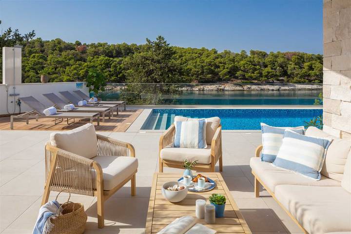 Villa pour 12 personnes, avec jardin ainsi que piscine et sauna, adapté aux familles à Splitska