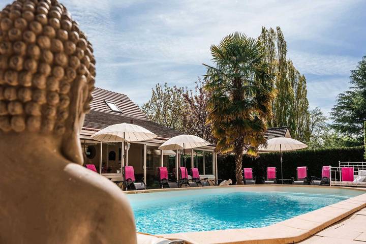 Gîte pour 12 personnes, avec piscine ainsi que terrasse et jardin