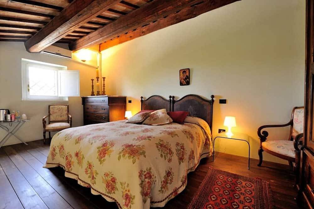 Villa Baci - Large private property with two pools in Montemaggiore al Metauro, Colli al Metauro