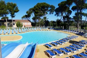 Parc de vacances pour 4 personnes, avec piscine et terrasse à Aubais