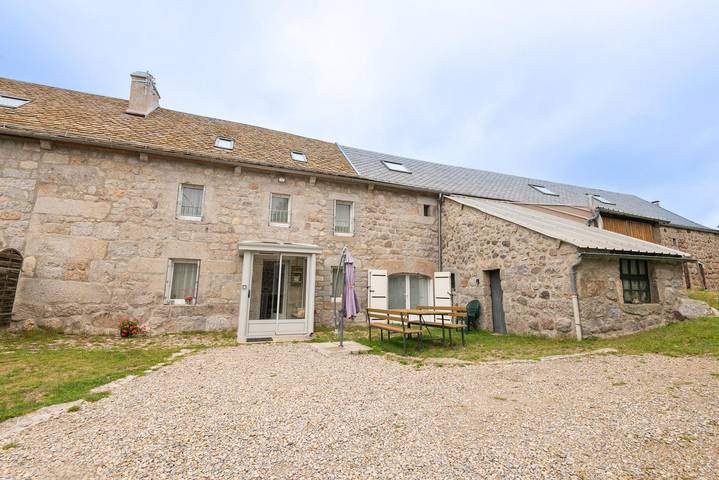 Gîte pour 10 personnes, avec jardin et vue, animaux acceptés