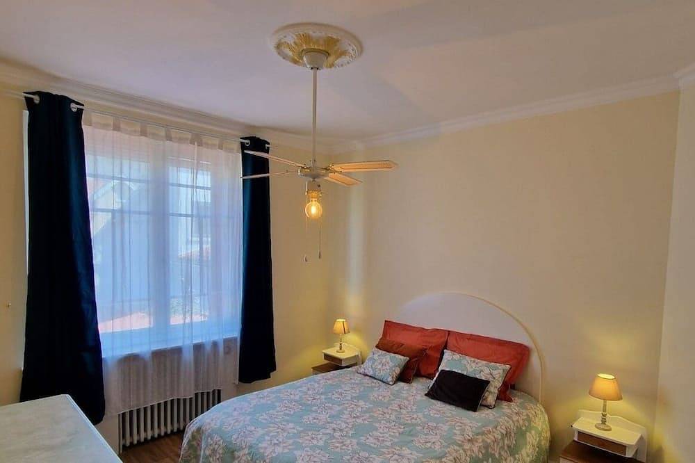 Entire apartment, La Note Verte charming gîte in the center of Foix Ariege Pyrenees in Foix, Ariège