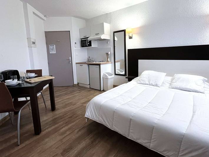 Entire apartment, Cozy studio in Saint-Florent with pool view in Saint-Florent, Calvi region