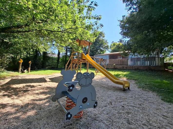Camping pour 6 personnes, avec terrasse et jacuzzi ainsi que piscine et jardin - 1