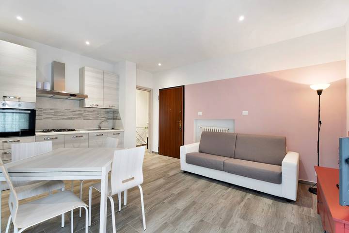 Apartamento inteiro, Apartamento 'Peperoncino' com varanda, Wi-Fi e ar condicionado in Arona (Lago Maggiore), Município de Arona