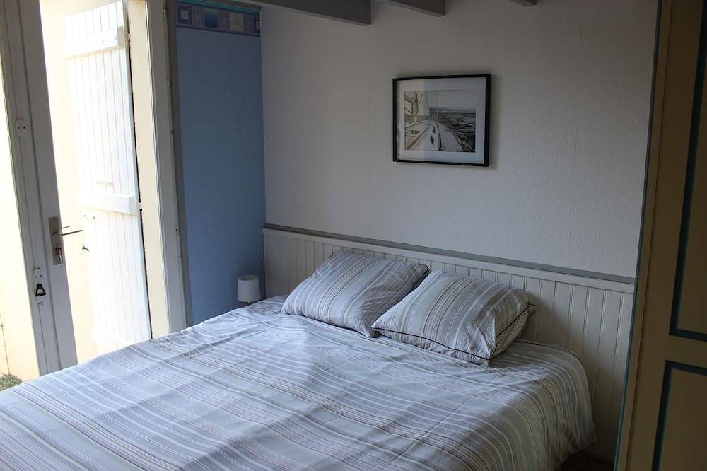 Family home with enclosed garden in a forest 900 m from the beach in Le Rocher, Longeville-sur-Mer