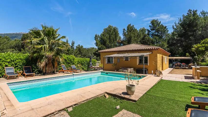 Gîte pour 11 personnes, avec Balcon et Terrasse ainsi que Jardin et Piscine dans Mont Faron