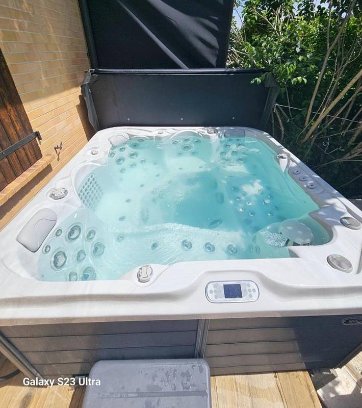 Maison de vacances pour 16 personnes, avec Jacuzzi et Terrasse ainsi que Jardin et Bassin pour enfant à Corbeil-Essonnes