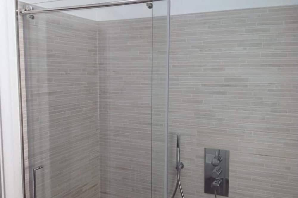 Entire apartment, Spacious, light-flooded 2-room apartment with balcony & beautiful lake view in Maccagno, Maccagno con Pino e Veddasca