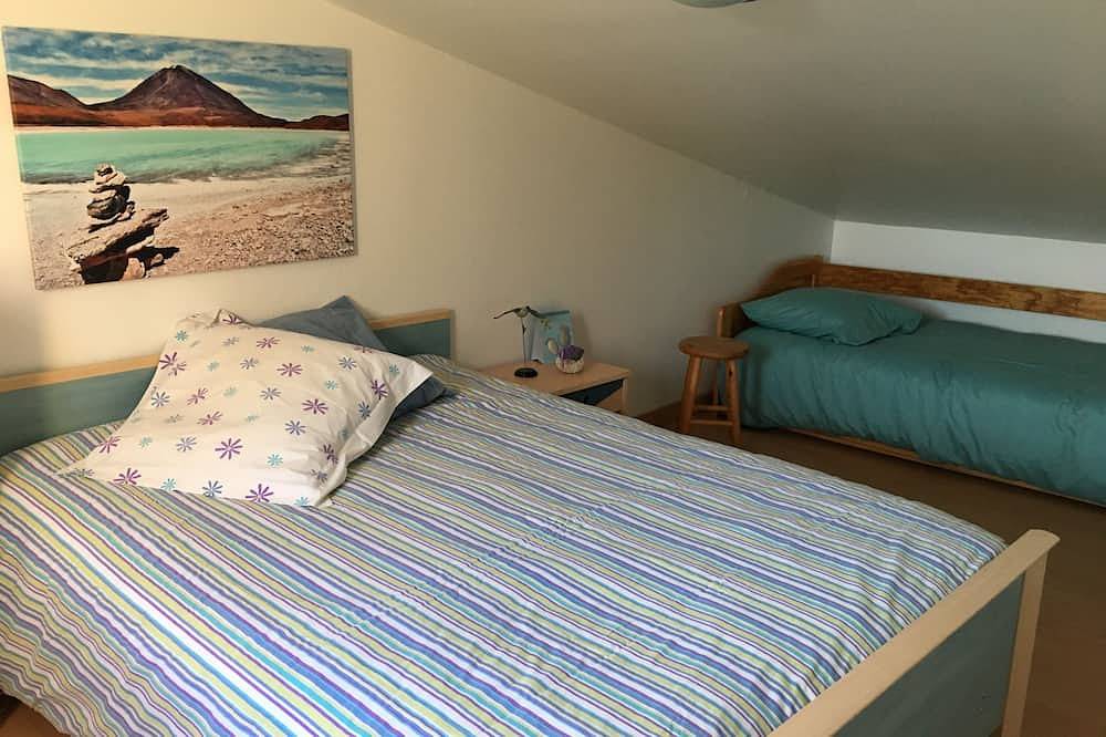Holiday house of 90m2 , 6 people 10 minutes from Sisteron, shared swimming pool in Châteauneuf-Val-Saint-Donat, Région de Forcalquier