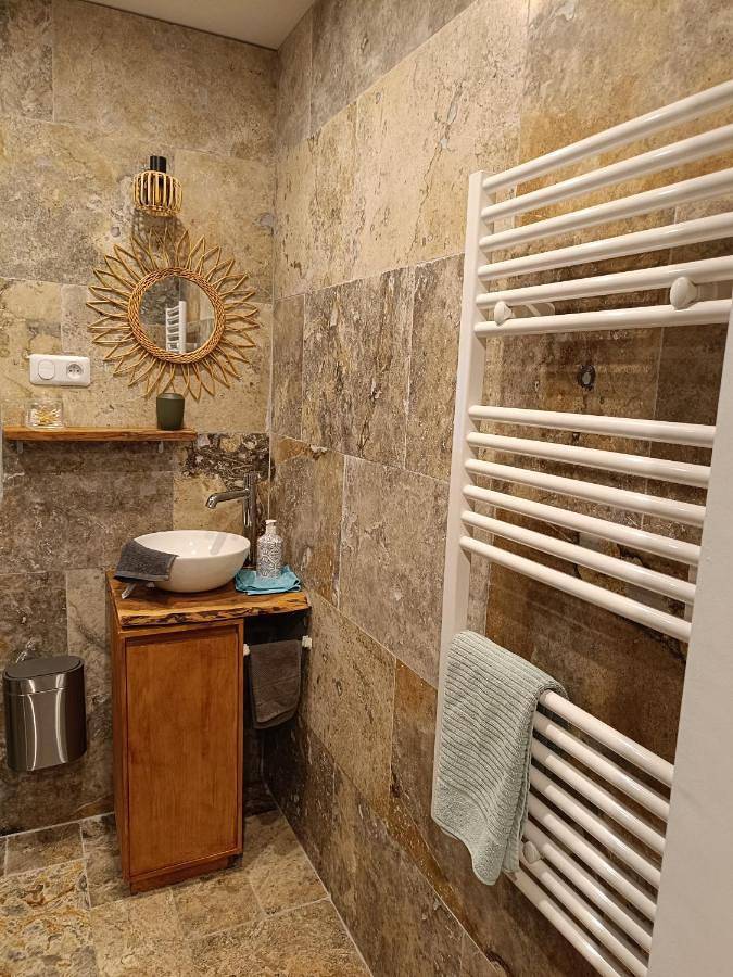 Gîte pour 3 personnes, avec piscine ainsi que jardin et vue à Aurons - 3