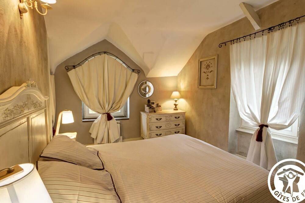 Acogedor Gîte con Chimenea, Tv, Petanca y Jardín Privado en Montbrison in Montbrison