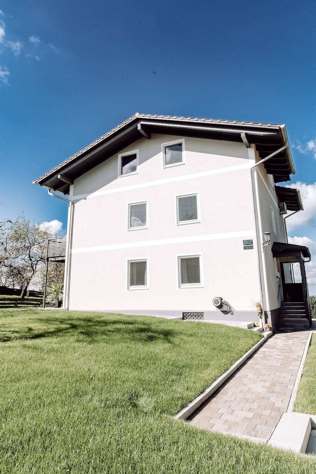 Haus Horizont - Ferienwohnung 2 Ausblick im 1. Obergeschoss mit ausgestattetem Balkon in Riedering, Chiemgauer Alpen